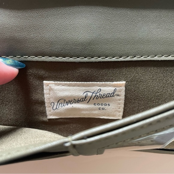 Universal Thread Wallet.Never used. Small Flaw from storage.See pics 4 flaw/meas - Picture 3 of 9